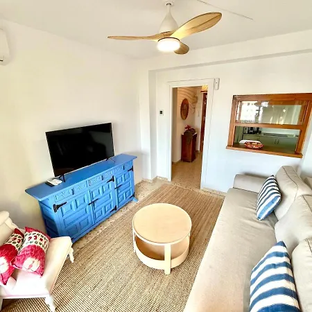Apartment Bright, Central, Close To The Sea, Parking And Wifi